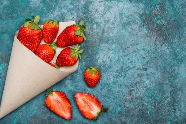 Fresh red strawberries — Stock Photo