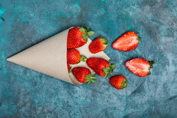 Fresh red strawberries — Stock Photo