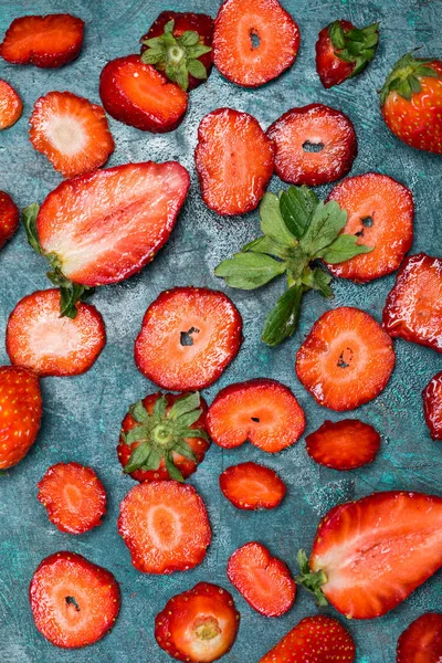 Sliced strawberries background — Stock Photo