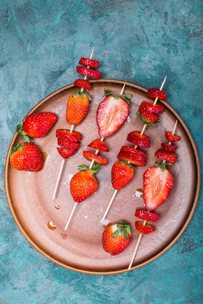 Erdbeeren auf Holzspießen — Stockfoto