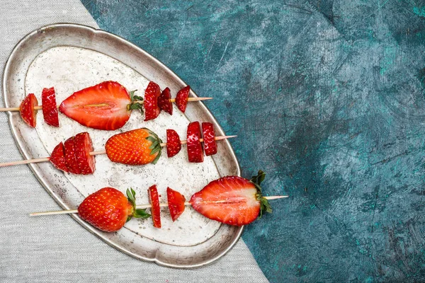 Fragole su spiedini di legno — Foto stock