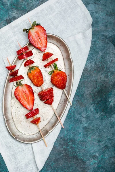 Erdbeeren auf Holzspießen — Stockfoto