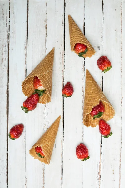 Fraises dans des cônes de gaufres — Photo de stock