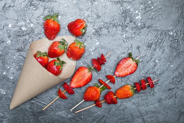 Fragole su spiedini di legno — Foto stock