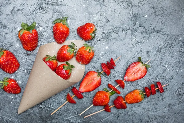 Fraises sur brochettes en bois — Photo de stock