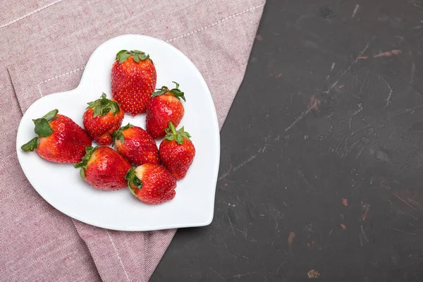 Fresas en plato en forma de corazón - foto de stock