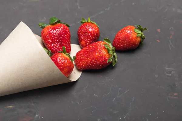 Fresh red strawberries — Stock Photo