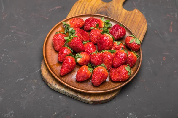 Fresh red strawberries — Stock Photo