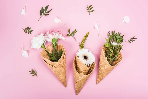 Blumen in Zuckertüten — Stockfoto