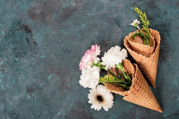 Flores em cones de açúcar — Fotografia de Stock