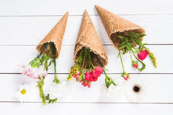 Blumen in Waffeltüten — Stockfoto