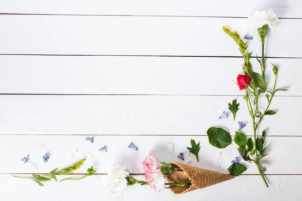 Blumen im Waffelkegel — Stockfoto