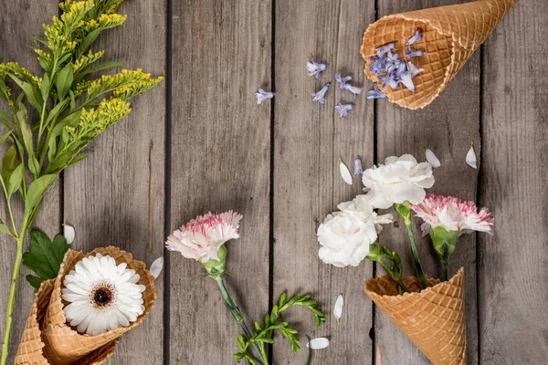 Blumen in Waffeltüten — Stockfoto