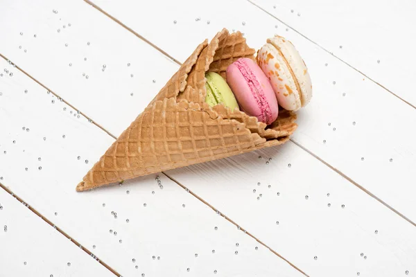 Macarons colorés dans des cônes de gaufre — Photo de stock