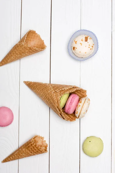 Cônes de gaufres avec macarons colorés — Photo de stock