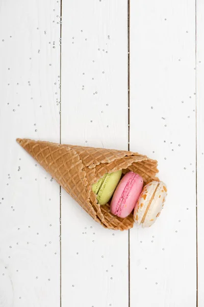 Macarons coloridos em cones de waffle — Fotografia de Stock