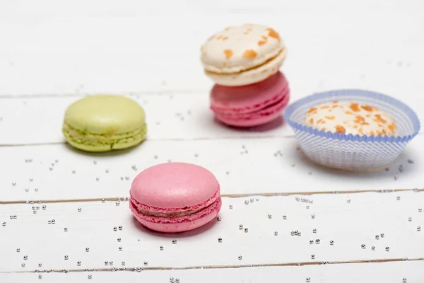 Groupe de macarons sur table en bois — Photo de stock