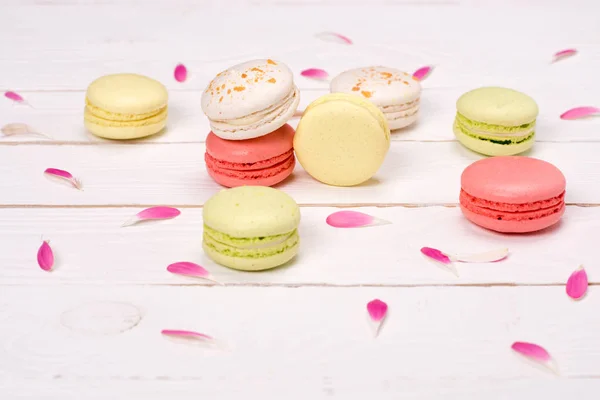 Natureza morta de macarons frescos na mesa — Fotografia de Stock