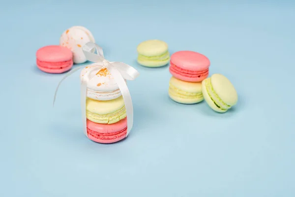 Macarons, пов'язуючи з білою стрічкою подарунок — стокове фото