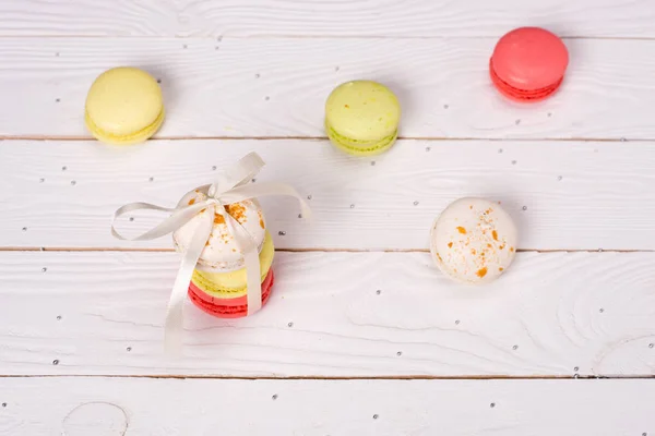 Macarons attachés avec ruban blanc pour cadeau — Photo de stock