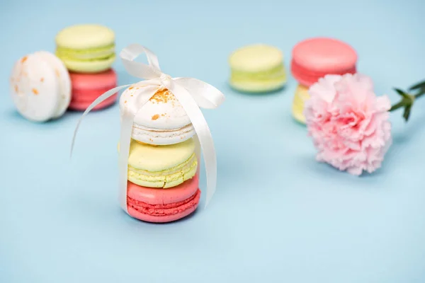 Macarons attachés avec ruban blanc pour cadeau — Photo de stock