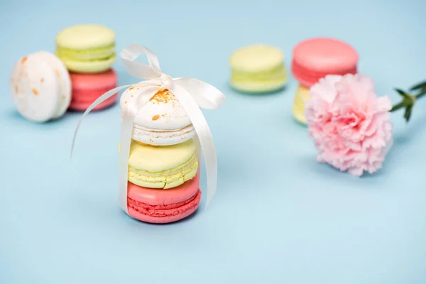 Macarons tying with white ribbon for gift — Stock Photo