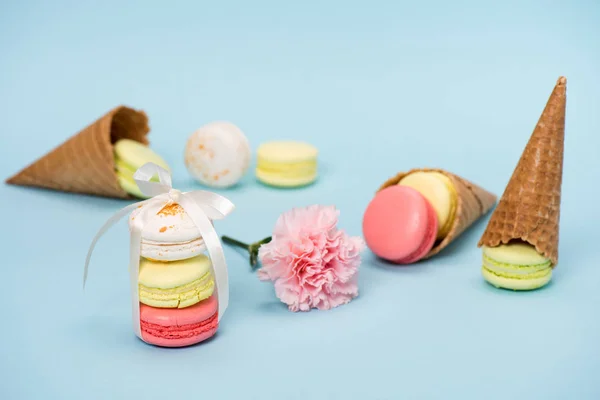 Macarons mit Blüten und Waffelzapfen — Stockfoto