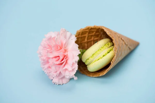 Macaron à la pistache dans un cône de gaufre — Photo de stock
