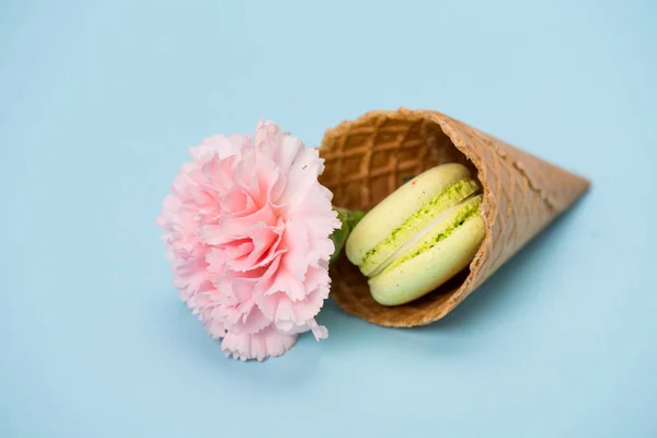 Pistachio macaron in waffle cone — Stock Photo