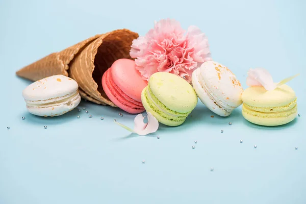 Handgemachte Macarons in Waffelkegel — Stockfoto