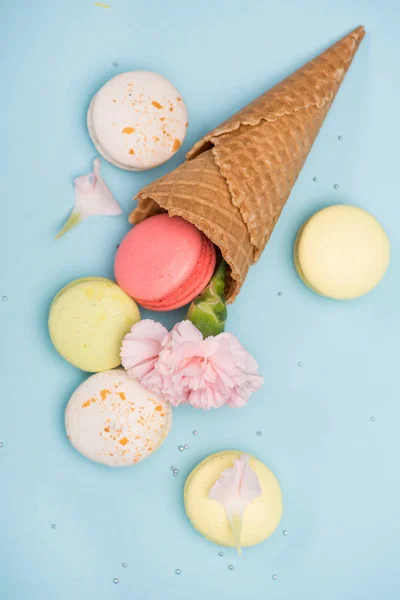 Macarons sucrés avec oeillet rose — Photo de stock