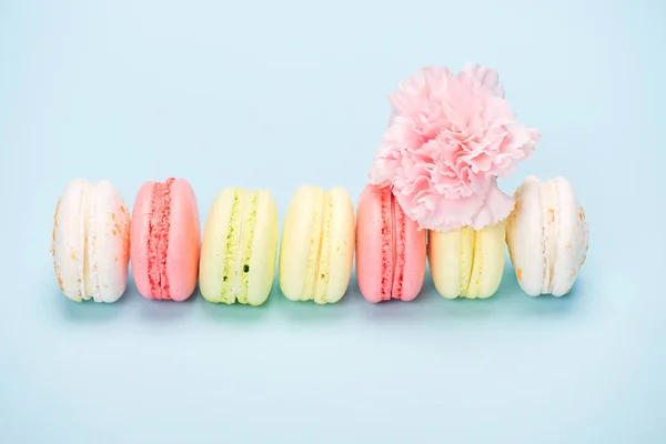 Fila de vários macarons — Fotografia de Stock