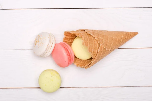 Macarons coloridos em cones de waffle — Fotografia de Stock