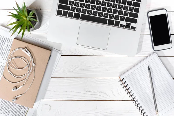 Laptop und Smartphone auf dem Schreibtisch — Stockfoto