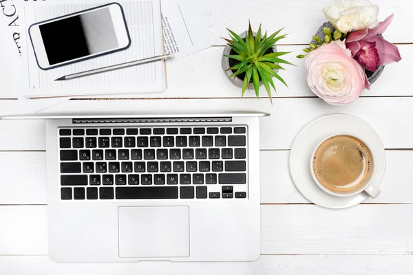 Ordinateur portable et tasse de café sur le bureau — Photo de stock