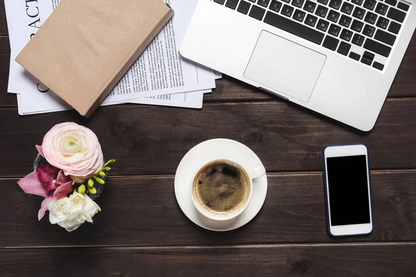 Laptop e xícara de café na mesa — Fotografia de Stock