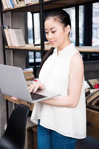 Mujer de negocios asiática con portátil - foto de stock
