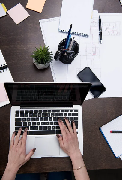 Empresaria que trabaja en el espacio de trabajo - foto de stock