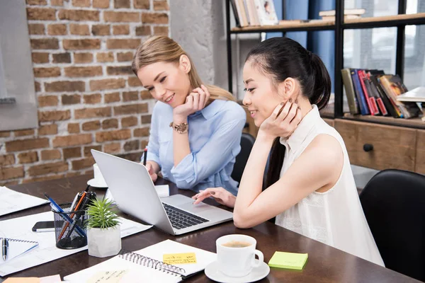 Mulheres empresárias multiétnicas no local de trabalho — Fotografia de Stock