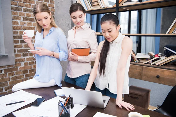 Empresarias multiétnicas en el lugar de trabajo - foto de stock