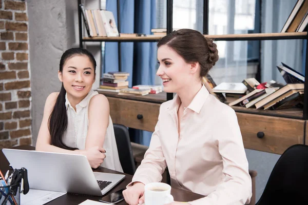 Mulheres empresárias multiétnicas no local de trabalho — Fotografia de Stock
