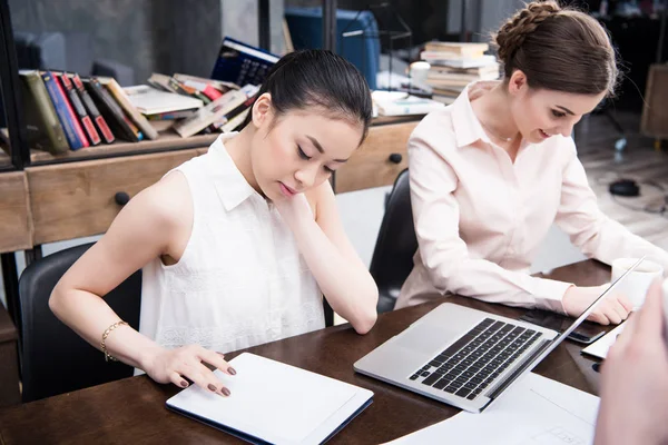 Femmes d'affaires multiethniques sur le lieu de travail — Photo de stock