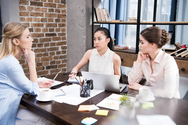 Donne d'affari multietniche sul posto di lavoro — Foto stock