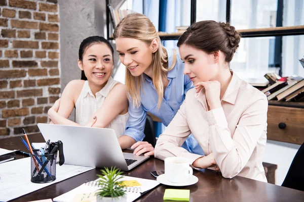 Jóvenes empresarias en el lugar de trabajo - foto de stock