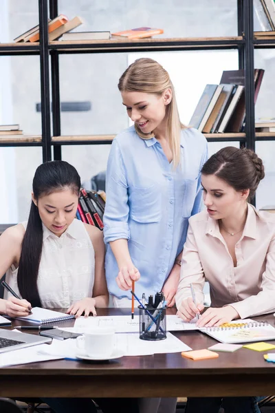 Jeunes femmes d'affaires sur le lieu de travail — Photo de stock