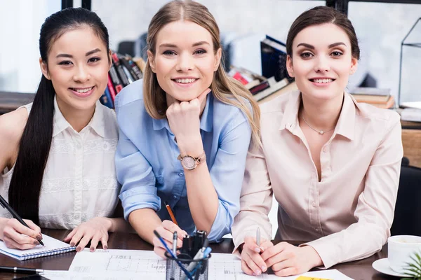 Jeunes femmes d'affaires sur le lieu de travail — Photo de stock