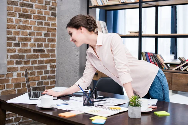 Jeune femme d'affaires sur le lieu de travail — Photo de stock