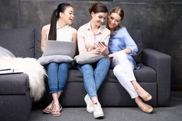 Freunde mit digitalen Geräten — Stockfoto