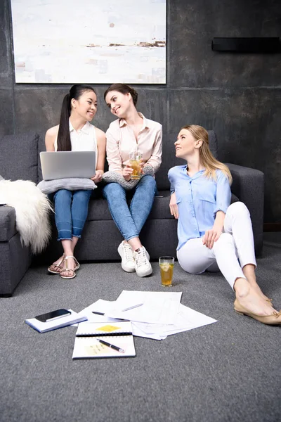 Donna d'affari utilizzando il computer portatile — Foto stock