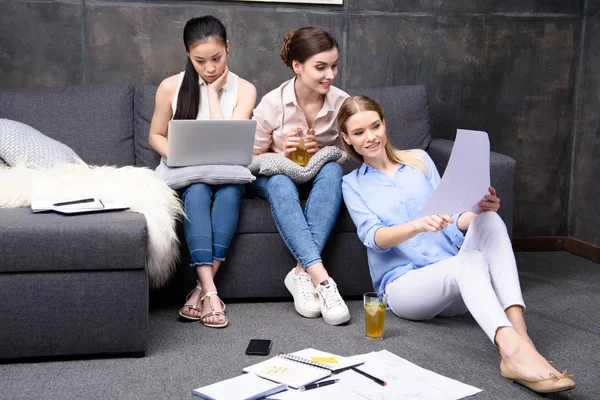 Donna d'affari utilizzando il computer portatile — Foto stock